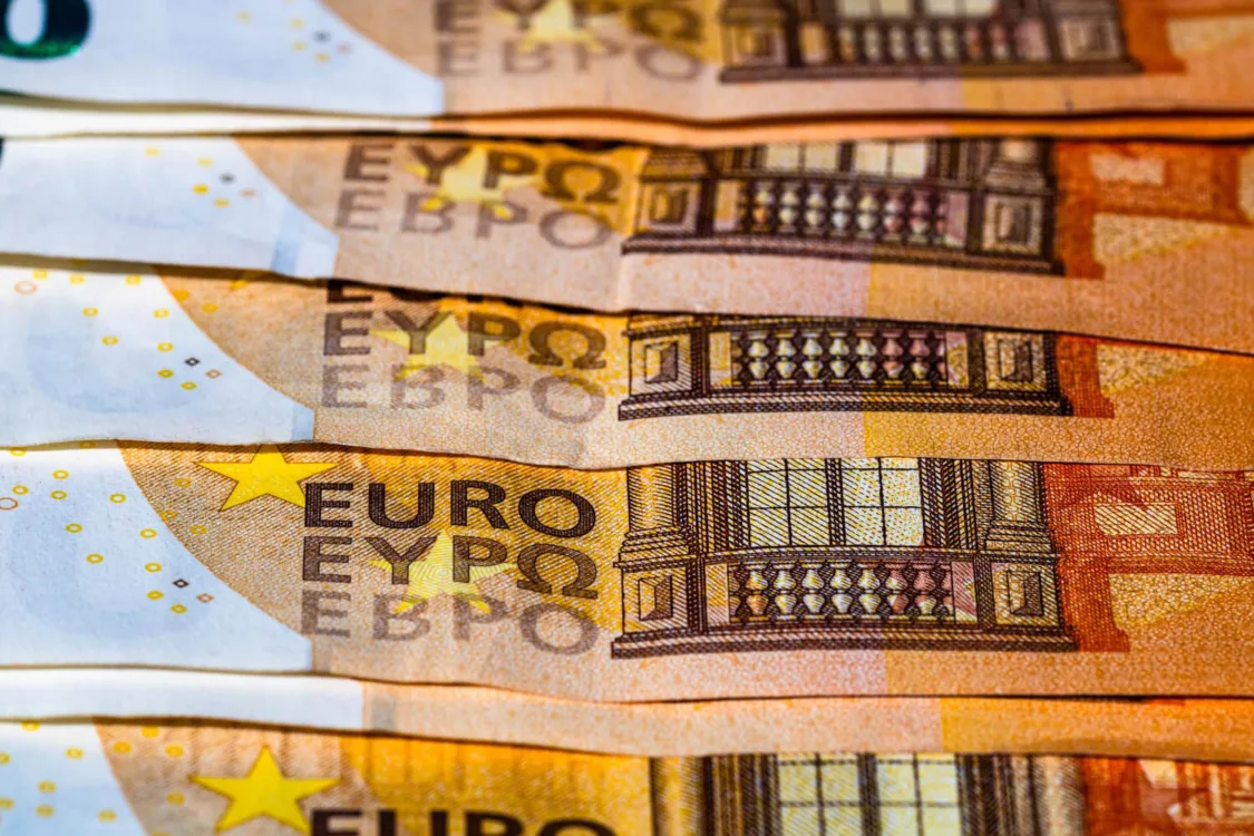 ΜΕΓΑΛΕΣ αλλαγές στα επιτόκια: Κύμα μειώσεων στην Ελλάδα – Τι σημαίνει για δάνεια και καταθέσεις
