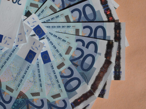 Τράπεζες: ΝΕΕΣ χρεώσεις και προμήθειες από σήμερα