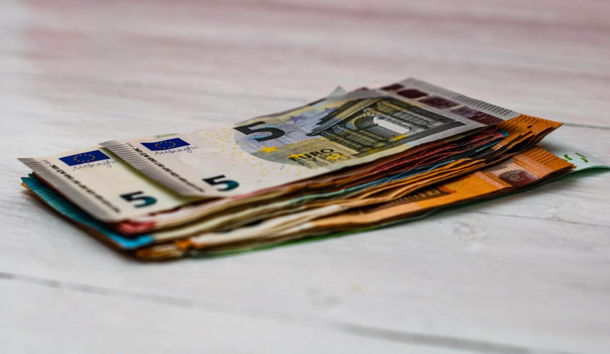 Εφορία: Τι πρέπει να προσέξετε στις δωρεές μεταξύ συγγενών – Τι ισχύει με τις μεταφορές χρημάτων