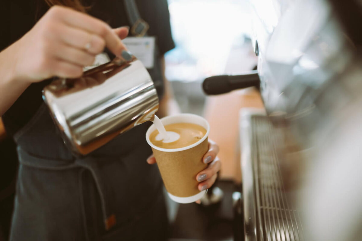 Ο καφές απ’ έξω μάς φτωχαίνει; Η θεωρία του «latte factor» εξηγεί