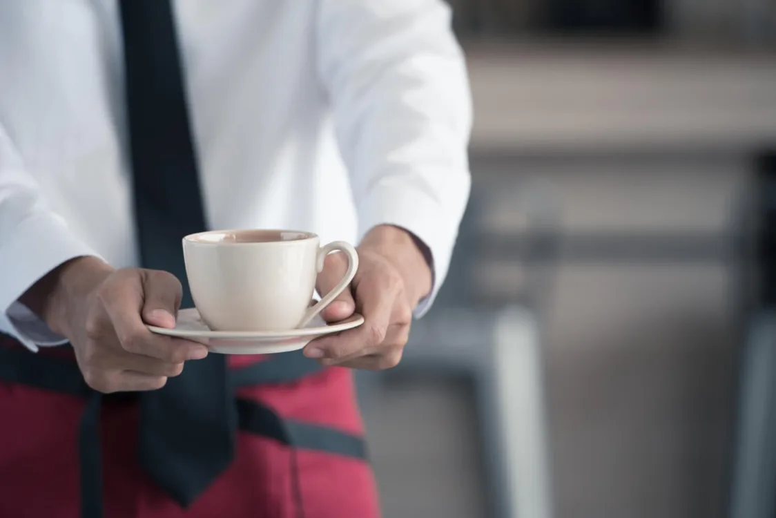 Ο καφές απ’ έξω μάς φτωχαίνει; Η θεωρία του «latte factor» εξηγεί