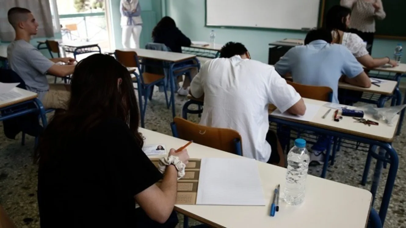 Πανελλήνιες 2025 - Κινητό τηλέφωνο και διάβασμα: Φίλοι ή εχθροί;