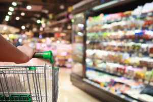 Ποιές είναι οι επιπτώσεις της ακρίβειας – Οι καταναλωτές περιορίζουν τις δαπάνες