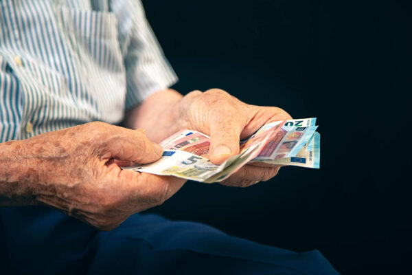 Εργαζόμενοι και συνταξιούχοι σε απόγνωση: Μισθοί πείνας και συντάξεις εξαθλίωσης
