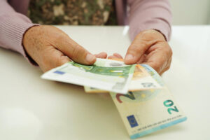 Αναδρομικά και συντάξεις χηρείας: Όσα ανακοίνωσε η Νίκη Κεραμέως