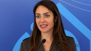 Δόμνα Μιχαηλίδου: Στήριξη σε νέους και οικογένειες με επιδόματα, αυξήσεις και στεγαστικά προγράμματα