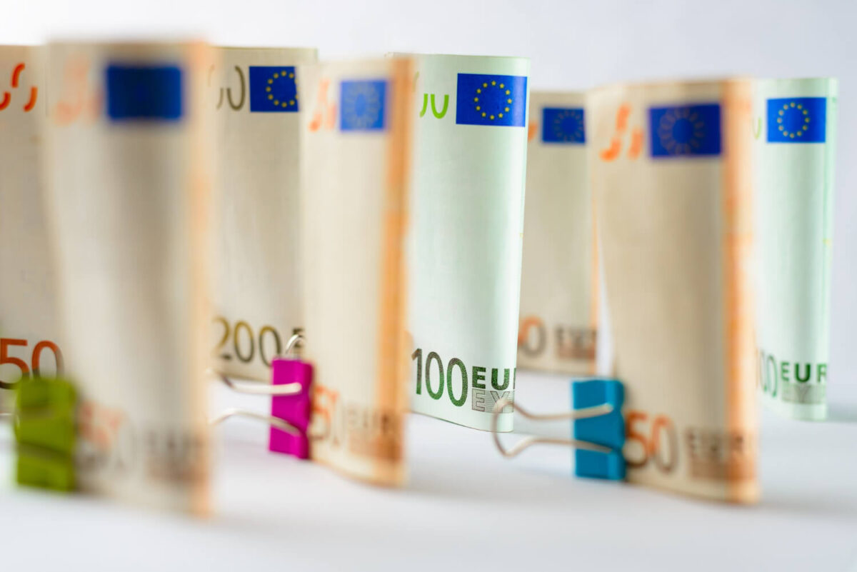Έρχονται νέες μειώσεις φόρων, αυξήσεις και μέτρα στέγασης για οικογένειες, νέους και συνταξιούχους
