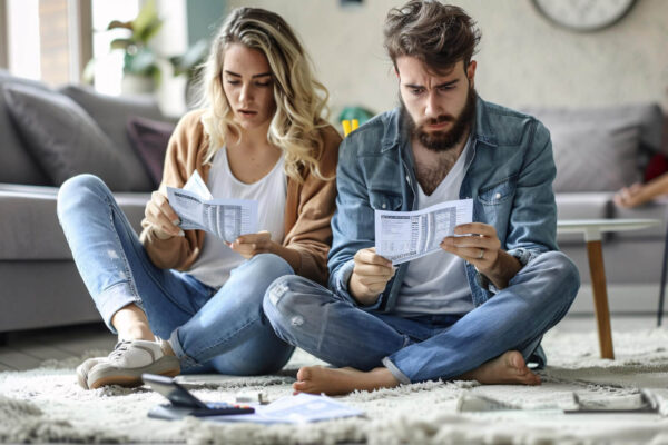 Με πόσα χρήματα «βγαίνει» ο μήνας στην Ελλάδα με ή χωρίς ενοίκιο