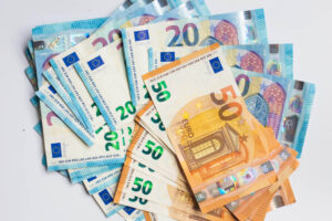 Επίδομα 300 ευρώ και βοήθημα 150 ευρώ ανά παιδί – Τα νέα μέτρα στήριξης