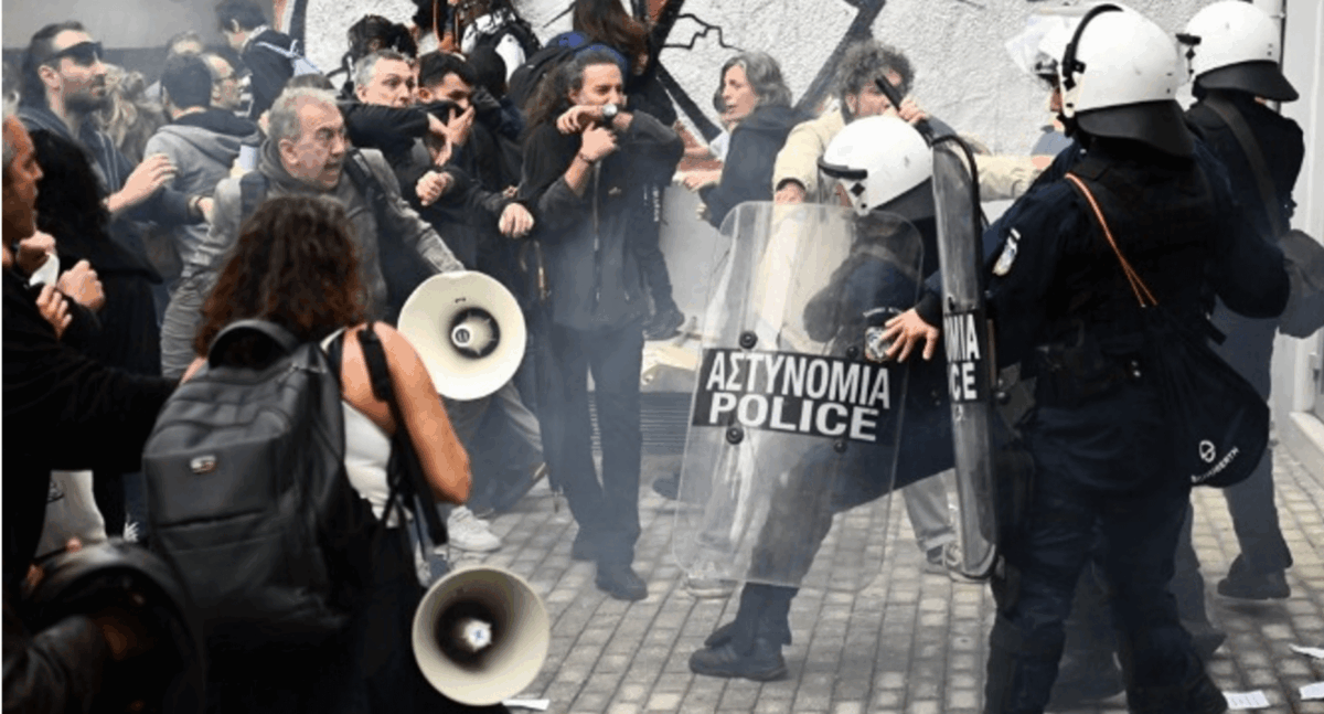 Μαθητές στο νοσοκομείο μετά από χρήση δακρυγόνων – Επίθεση ΜΑΤ έξω από τη ΔΙΠΕ Α Αθήνας