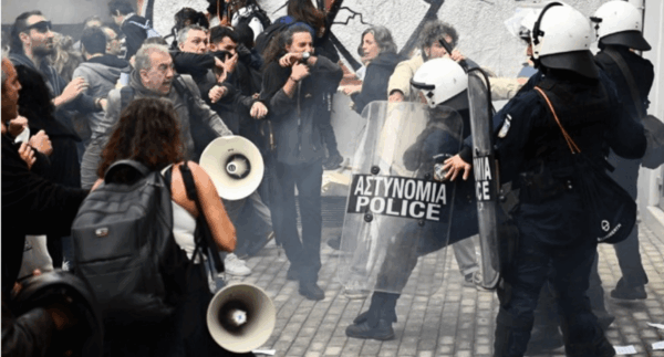 Μαθητές στο νοσοκομείο μετά από χρήση δακρυγόνων – Επίθεση ΜΑΤ έξω από τη ΔΙΠΕ Α Αθήνας