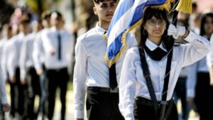 ΟΙΕΛΕ: Η επιλογή σημαιοφόρων δεν μπορεί να μετριέται με βαθμούς – Αναπαράγει κοινωνικές ανισότητες