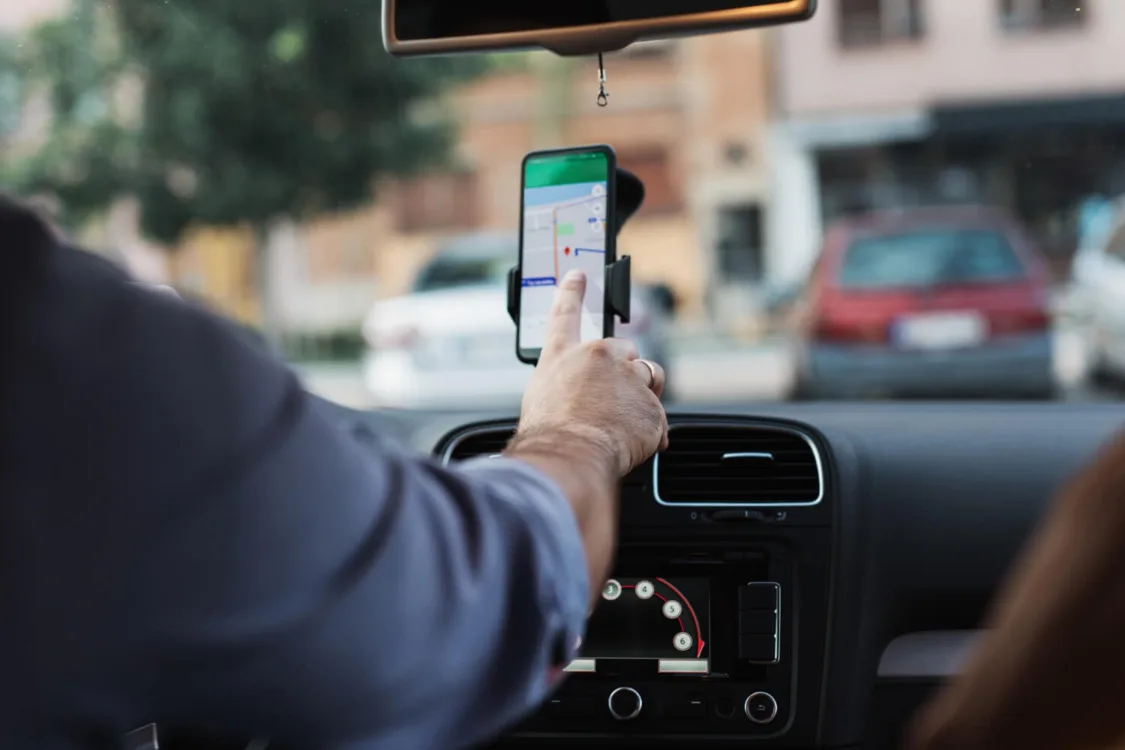 Google Maps και οδήγηση: Πότε επιτρέπεται και πότε κινδυνεύετε με πρόστιμο