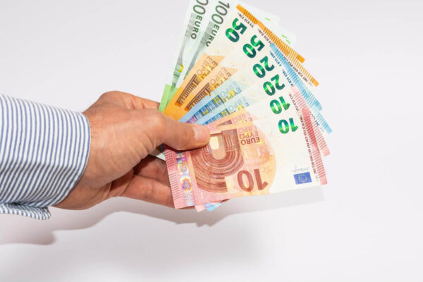 Πότε έρχεται η κλήρωση για τα 1.000 ευρώ σε όσους έχουν προπληρωμένη κάρτα