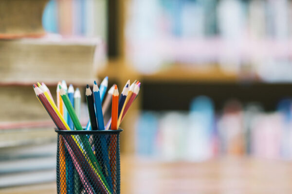Αγανάκτηση εκπαιδευτικών με τα κενά: Καταρρέουν τα σχολεία αλλά… αξιολογούν τους εκπαιδευτικούς