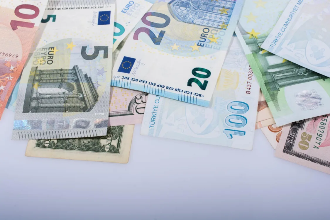 Η λίστα με όλα τα επιδόματα που δικαιούνται οι νέοι