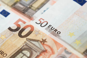 Προπληρωμένη κάρτα επιδομάτων: Πόσα χρήματα μπορούν να σηκώσουν οι δικαιούχοι – Ποιές συναλλαγές απαγορεύονται
