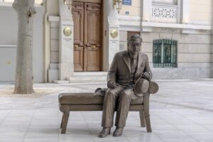 Ο Καβάφης επιστρέφει στην Αθήνα – Το Ίδρυμα Ωνάση παρέδωσε στον Δήμο Αθηναίων γλυπτό που απεικονίζει τον ποιητή