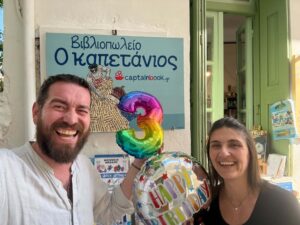 Ένα βιβλιοπωλείο-κόσμημα στην Απείρανθο της Νάξου αλλάζει τη σχέση των παιδιών με τα βιβλία