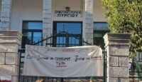Χίος: Συνεχίζεται η κατάληψη γονέων στο δημοτκό σχολείο Πυργίου για τα μαθητικά δρομολόγια