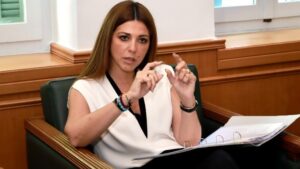 Ζαχαράκη για πολλαπλό βιβλίο: «Είμαι υπουργός όλων των παιδιών – Διορθώνουμε τα λάθη, δεν λογοκρίνουμε το περιεχόμενο»
