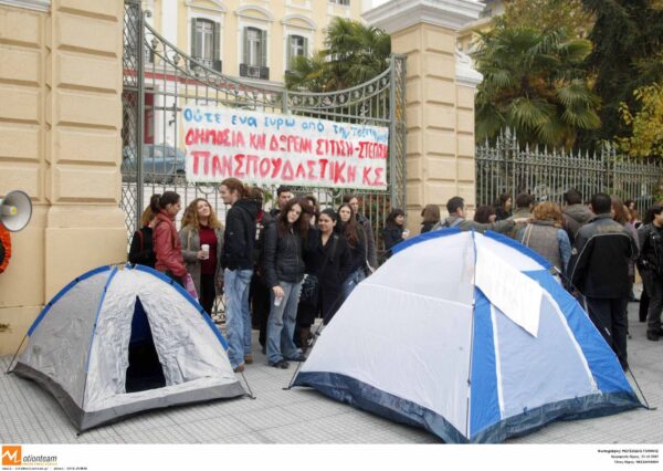 Διαμαρτυρία: Φοιτητές στήνουν σκηνές στο Σύνταγμα – Στο επίκεντρο φοιτητική στέγη και κόστος σπουδών
