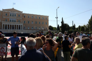 Στους δρόμους οι καθηγητές για συνδικαλιστικές διώξεις και ελλείψεις στα σχολεία – Στα 15.000 τα κενα στις τάξεις