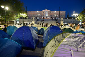Φοιτητές έστησαν ξανά σκηνές στο Σύνταγμα – Αντίστροφη μέτρηση για το μεγάλο συλλαλητήριο της Τετάρτης