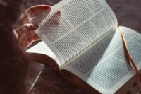 Το βιβλίο στην εποχή του BookTok: Η νέα γενιά αλλάζει «σελίδα» στην ανάγνωση