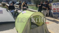 Φοιτητές έστησαν σκηνές στην Περιφέρεια Κρήτης – Διαμαρτυρία για στέγαση και μετακινήσεις