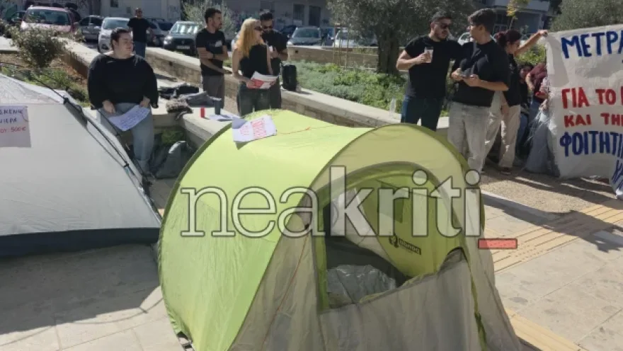Φοιτητές έστησαν σκηνές στην Περιφέρεια Κρήτης – Διαμαρτυρία για στέγαση και μετακινήσεις
