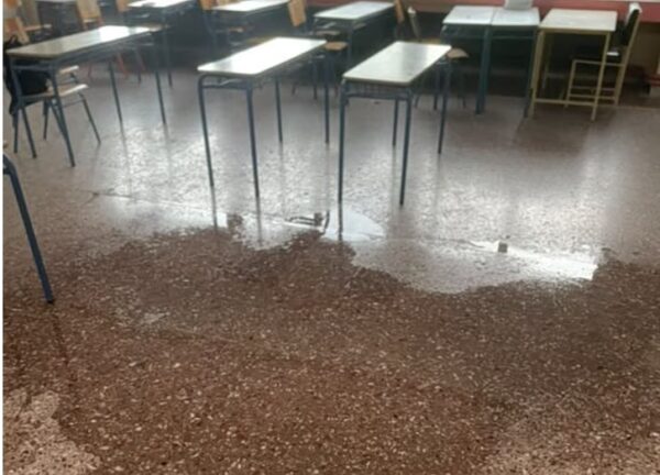 Σε λίμνη μετατράπηκε το 1ο ΕΠΑΛ Λαμίας – Σχολικές αίθουσες πλημμύρισαν εξαιτίας της κακοκαιρίας