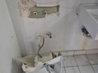 Σχολείο ανακαινίστηκε με 126.000 ευρώ και τώρα πέφτουν σοβάδες και νιπτήρες – «Πυρά» γονέων για το πρόγραμμα «Μαριέττα Γιαννάκου»
