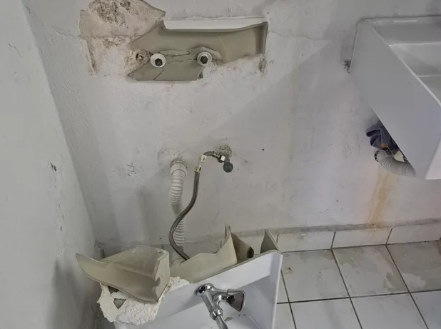 Σχολείο ανακαινίστηκε με 126.000 ευρώ και τώρα πέφτουν σοβάδες και νιπτήρες – «Πυρά» γονέων για το πρόγραμμα «Μαριέττα Γιαννάκου»