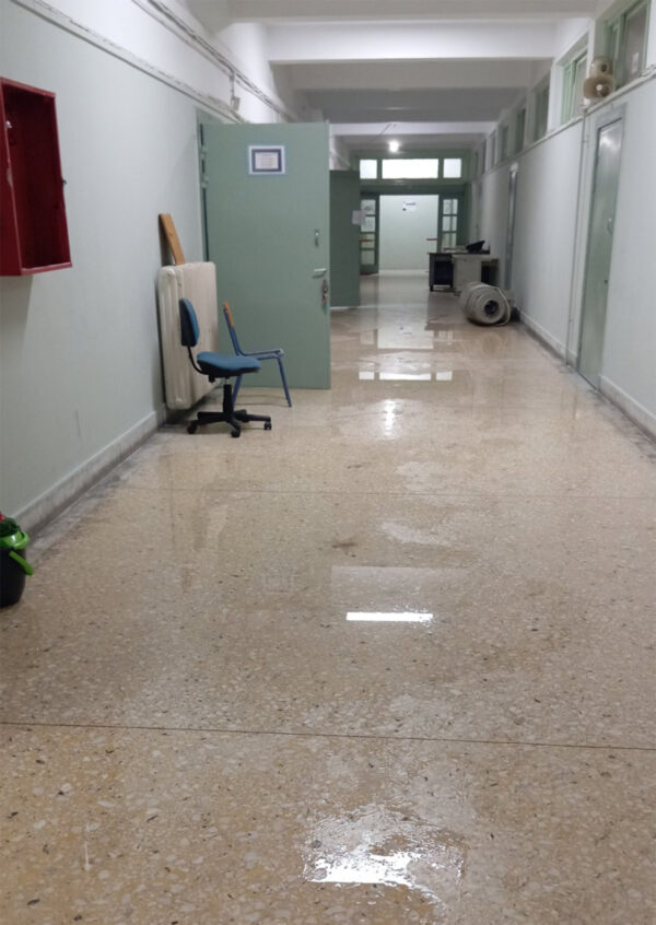 Πειραιάς: Λύματα πλημμύρισαν σχολικό συγκρότημα – Εσπευσμένη εκκένωση μετά από επικίνδυνη διαρροή