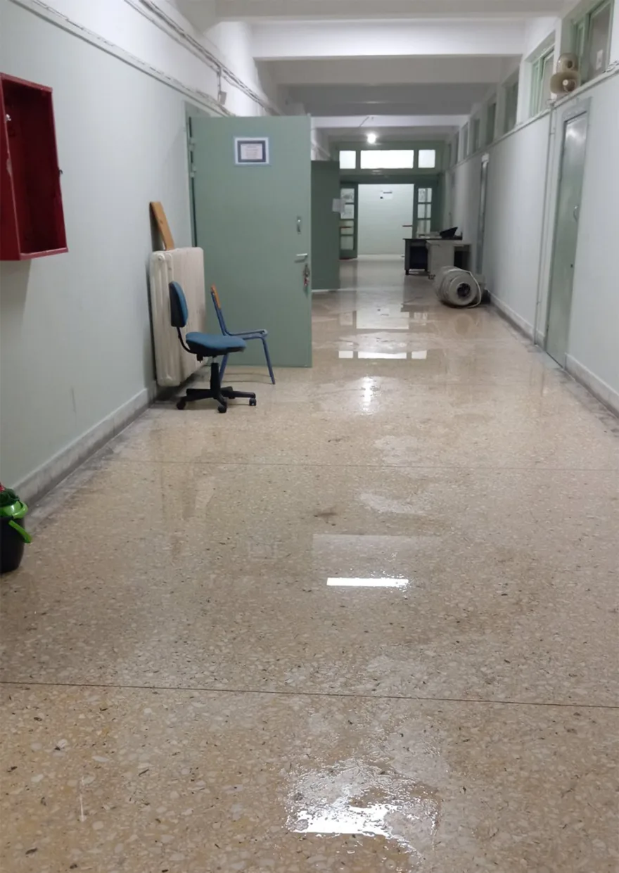 Πειραιάς: Λύματα πλημμύρισαν σχολικό συγκρότημα – Εσπευσμένη εκκένωση μετά από επικίνδυνη διαρροή